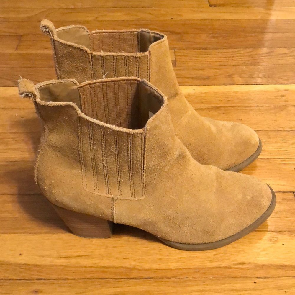American Eagle tan suede bootie